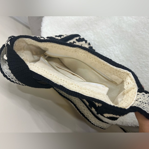 Elegant Black and Cream Crossbody Bag - Picture 3 of 9